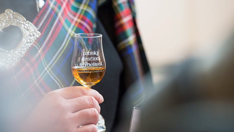 Beim Whisky-Festival können die Besucher besondere Destillate aus mehreren Ländern probieren.