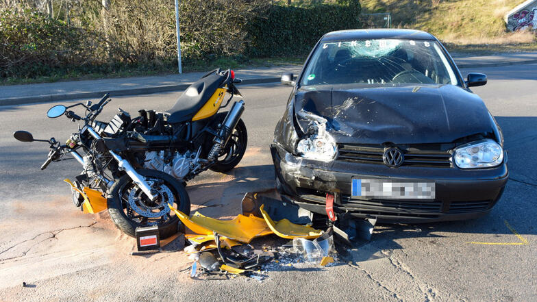 Motorradfahrerin bei Unfall mit VW schwer verletzt