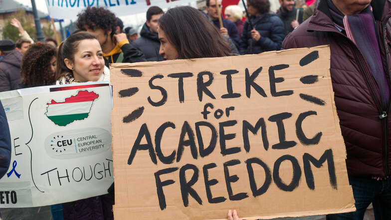 Jugendliche demonstrierten in der Vergangenheit oft gegen die Behinderung der Central European University des US-Milliardärs George Soros.