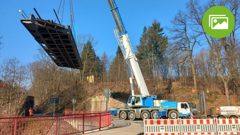 Am Freitagvormittag wurde die  Obercarsdorfer Brücke der Weißeritztalbahn herausgehoben.