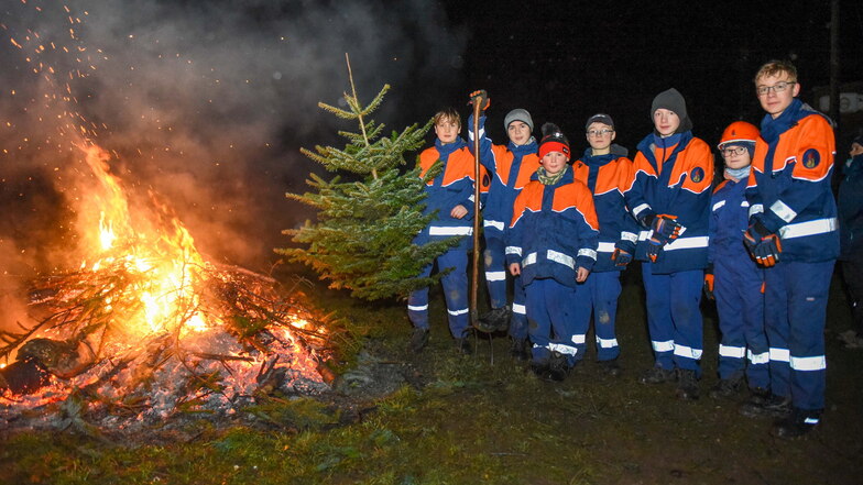 Die Gersdorfer Jugendfeuerwehr am wärmenden Neujahrsfeuer. Die Feuerwehr feierte mit Gästen trotz des schlechten Wetters.
