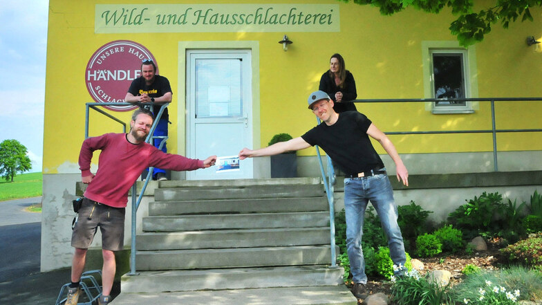 Sebastian Bieler (vorn r.) und Tom Zeisbrich (vorn l.) geben dem Gebäude der Hausschlachterei Händler`s in Großdobritz ein neues Gesicht. Hinten: Fausta und Georg Händler.