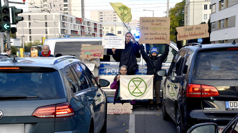 Christian Bläul mit Aktivisten des Bündnisses Letzte Generation auf einer Klimademo auf dem Straßburger Platz.