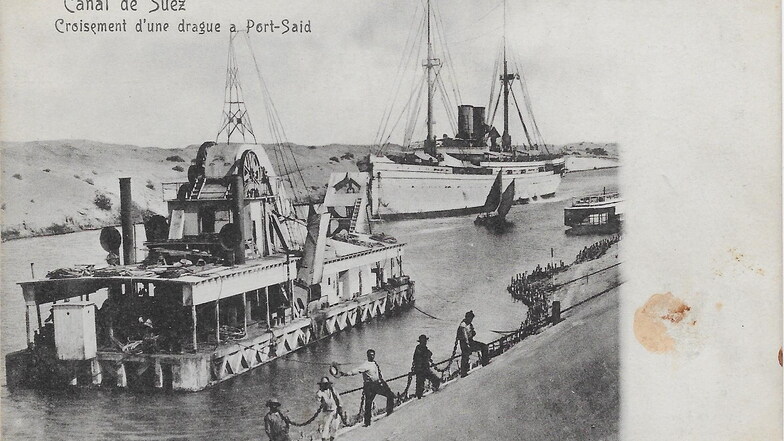 Der Suezkanal mit Schleppdampfer Anfang des 20. Jahrhunderts auf einer Postkarte.