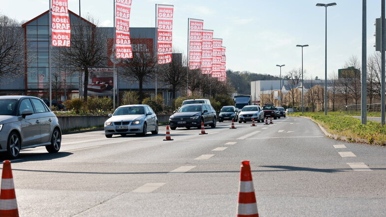 S172 in Pirna, in Richtung Heidenau gesehen: Die Straßenlampen am Rand wurden jetzt auf LED umgerüstet.