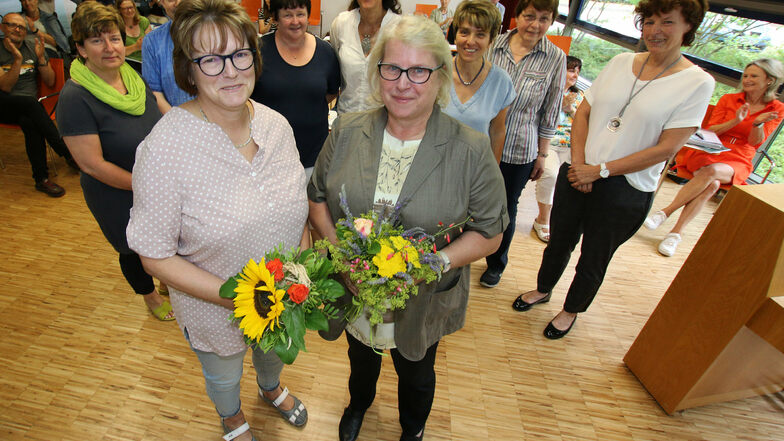 Dagmar Koslowski (vorn links) und Barbara Mehner sind vom Kollegium des Martin-Luther-Gymnasiums am Montag in den Ruhestand verabschiedet worden.