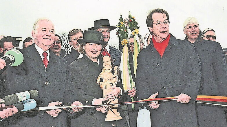 Franz Müntefering (3. von rechts) und Sachsens Ministerpräsident Kurt Biedenkopf  (links) nebst Gattin  gaben am 11. April vor 25 Jahren den Autobahntunnel Königshainer Berge für den Verkehr frei.