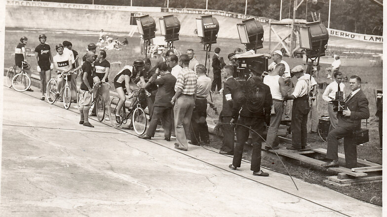 Über 2.000 Komparsen waren 1932 bei den Dreharbeiten zum Heinz-Rühmann-Film „Strich durch die Rechnung“ auf der Forster Radrennbahn dabei.