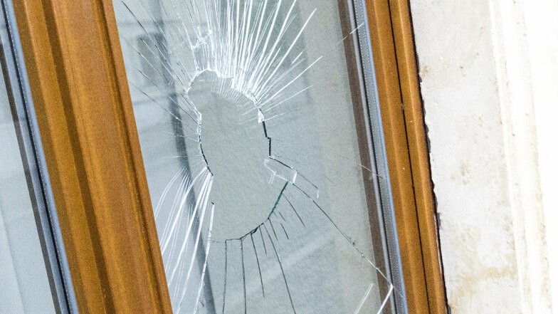 Die Täter verschafften sich über ein Fenster Zutritt zum Gebäude.