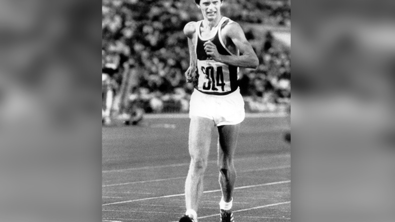 Der Moment seines größten Erfolges als Sportler: Der Erfurter Hartwig Gauder passiert am 1. August 1980 bei den Olympischen Spielen von Moskau als Sieger des 50-km-Gehens im Leninstadion die Ziellinie und gewinnt die Goldmedaille.