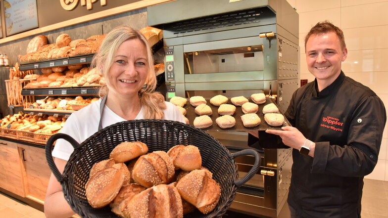 In dem neuen Pennymarkt ist auch eine Filiale der Bäckerei Wippler eingezogen. Doreen und Andreas Wippler präsentieren Brötchen, die "Graupaer" heißen und nur am Standort gebacken und verkauft werden.