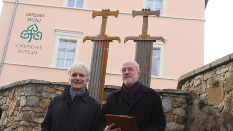 Matthias Linke (auf dem Foto links) vom Rotary Club hat sich für die Errichtung des neuen Denkmals eingesetzt. Dietrich Scholze erläuterte bei der Einweihung die historischen Hintergründe.