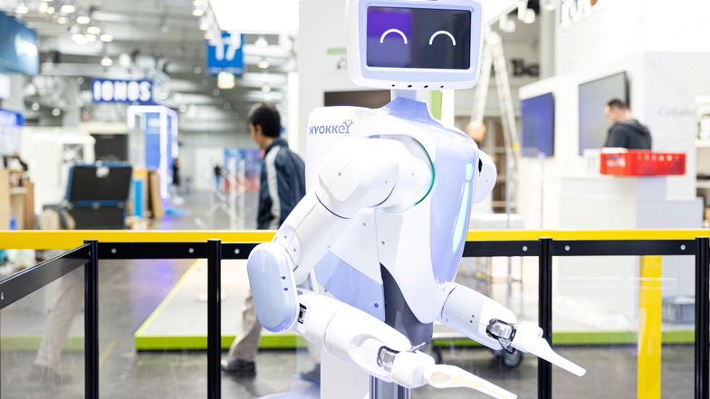 Während der Industriemesse in Hannover wurde dieser autonom operierender Service-Roboter präsentiert. In Dresden wird nun an der neuen Generation von Robotern geforscht.