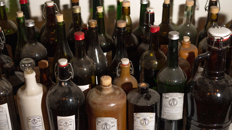 Flaschen mit Extrakten für Herstellung von Gin und Absinth stehen in der Dresdner Spirituosen Manufaktur.