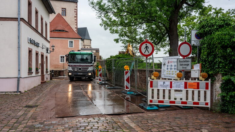Im Mirusgarten unmittelbar vor den Toren der Burg Mildenstein wird eine neue Löschwasserzisterne gebaut.