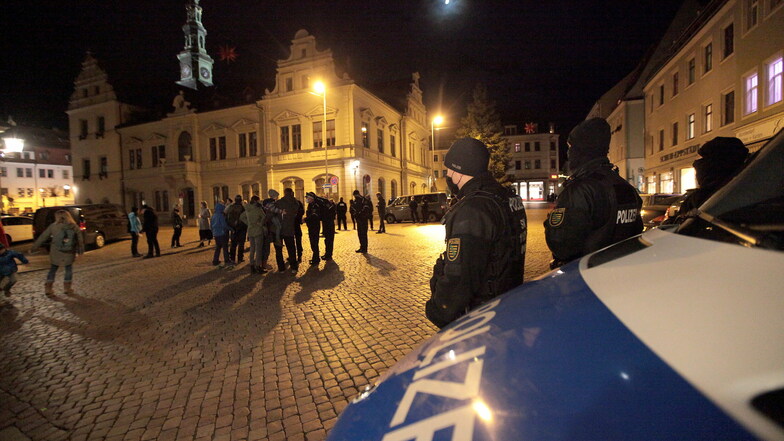 Polizisten am Montagabend auf dem Pirnaer Markt. Bei der nicht angemeldeten Kundgebung gab es drei Platzverweise.