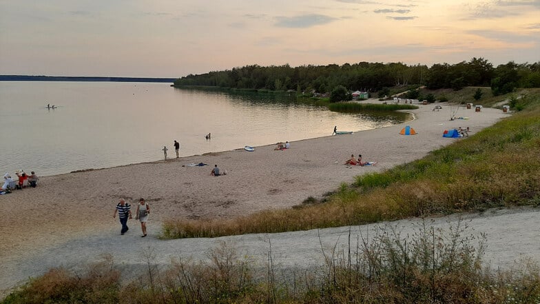 Die Rampe, die zum Sandstrand am Südbecken des Partwitzer Sees führt, ist das wohl einzige Ärgernis. Sie ist so steil, dass sie nur unter Vorsicht nutzbar ist. Man ahnt, dass, wenn man auf dem Material stürzt, es danach Blut zu sehen gibt.