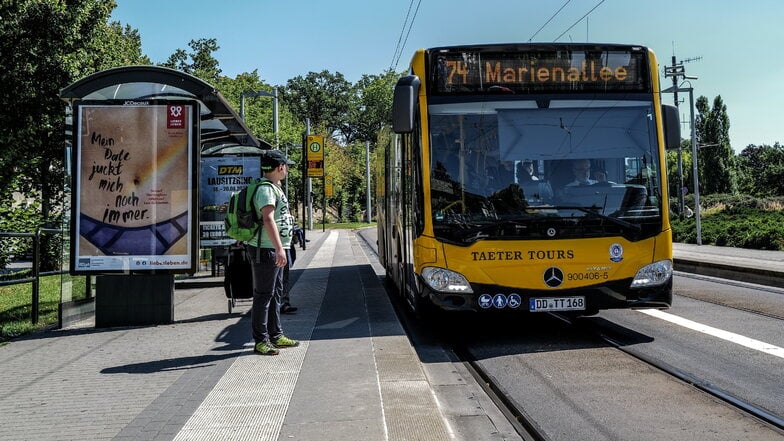 In den Bussen der Dresdner Verkehrsbetriebe gibt es eine Rampe, um Rollstuhlfahrern den Ein- und Ausstieg zu erleichtern. Beim Einklappen einer solchen Rampe gab es nun einen Unfall.