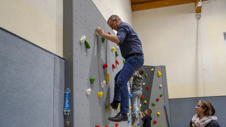 Gipfel erklommen: Herrnhuts Bürgermeister Willem Riecke hat die neue Kletterattraktion in Großhennersdorf bei der Einweihung gleich mal selbst getestet.