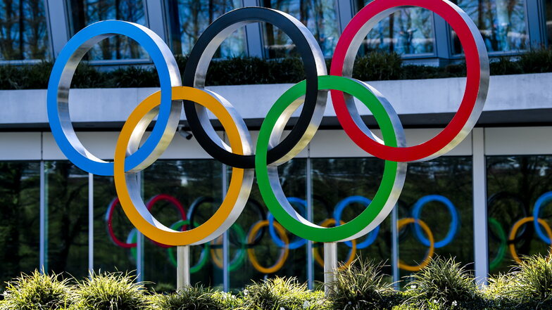 Die Olympischen Ringe werden am Eingang des IOC, dem Sitz des Internationalen Olympischen Komitees, in Lausanne ausgestellt.