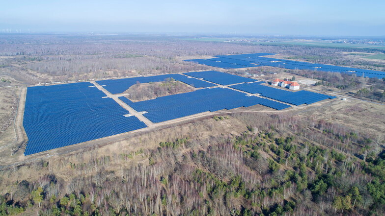 Luftbilder vom Solarpark in Zeithain bei Riesa. So ähnlich könnte es auch bald in Käbschütztal aussehen.