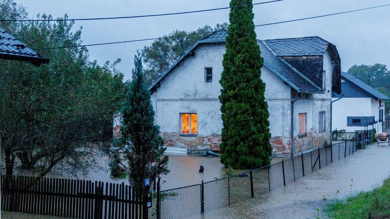 Tschechien, Petrovice U Karviné: Der Fluss Petrùvka hat nach starken Regenfällen Teile des Ortes in der Nähe der polnischen Grenze unter Wasser gesetzt.