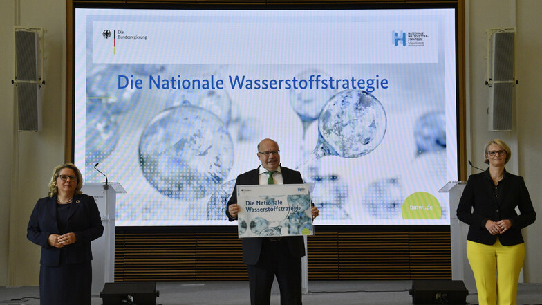 Bundeswirtschaftsminister Peter Altmaier (CDU, Mitte) hat schon eine Wasserstoffstrategie. Die Länder Sachsen und Sachsen-Anhalt arbeiten nun an ähnlichen Vorhabenlisten für ihre Gebiete.