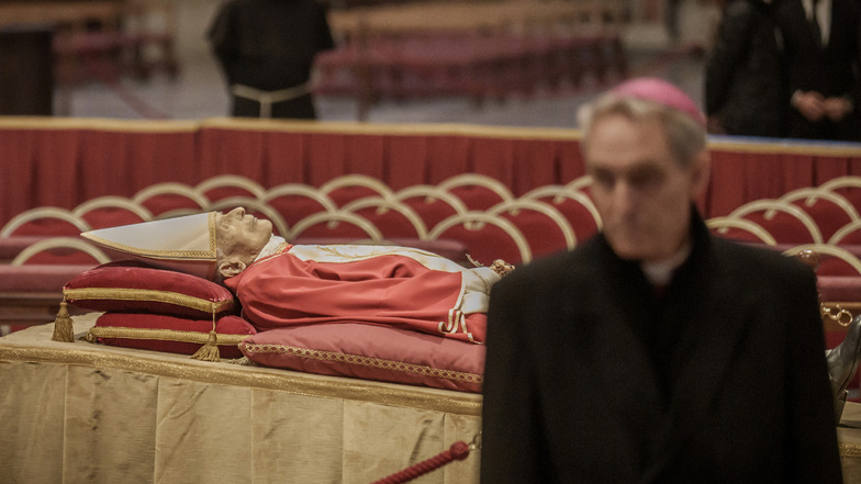 Der Kurienerzbischof und ehemalige Privatsekretär des verstorbenen Papstes, Georg Gänswein, steht am Leichnam des emeritierten Papst Benedikt XVI., der im Petersdom öffentlich aufgebahrt ist.