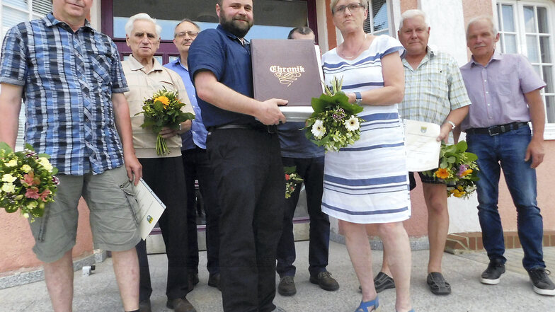 Fünf von sechs aktuellen Ortschronisten der Gemeinde Krauschwitz und ihrer Ortsteile wurden jetzt durch Bürgermeister Tristan Mühl (in Dunkelblau und Schwarz) offiziell berufen.