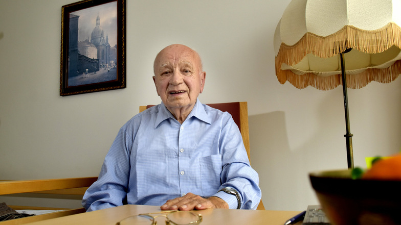Auch mit 95 Jahren ein guter Erzähler, der sich sehr präzise erinnert: Hauptlöschmeister Heinz Heine im Ruhestand.
