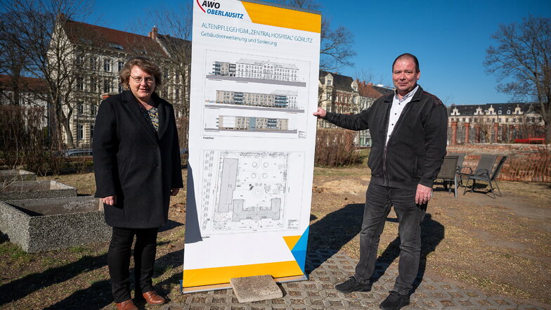 Parallel zum Lutherplatz will die Arbeiterwohlfahrt einen Neubau an das Zentralhospital errichten. Heimleiterin Jana Nickolmann und Awo-Geschäftsführer Dirk Reinke bangen um das Projekt.