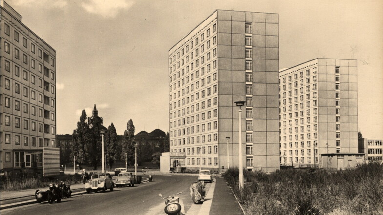 "Wir können also sagen: Es hat sich gelohnt“: Das Hotel am Terrassenufer 1968 auf einer Postkarte.
