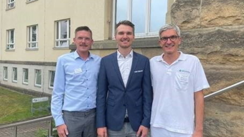 Lucas Nitschke (Mitte) tritt zum 1. September die Geschäftsführung in der Asklepios-ASB-Klinik Radeberg an und wird fortan mit dem Ärztlichen Direktor Dr. Markus Eller (rechts) und dem Zentrumsleiter Pflege Marco Palme (links) eng zusammenarbeiten.