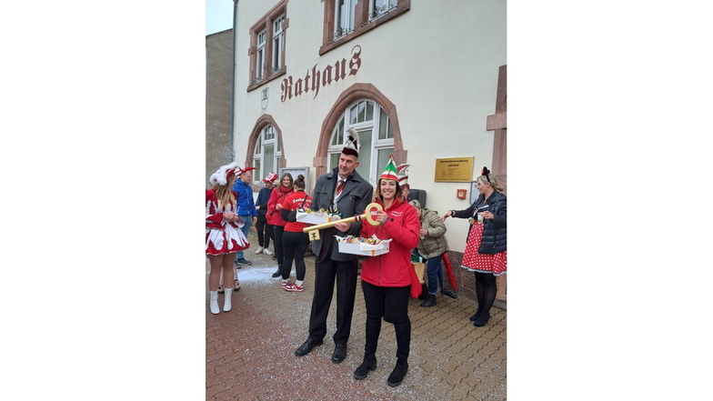 Vor dem Rathaus der Gemeinde Jahnatal: Die Karnevalisten haben Bürgermeister Dirk Schilling den Schlüssel und die Kasse abgenommen.