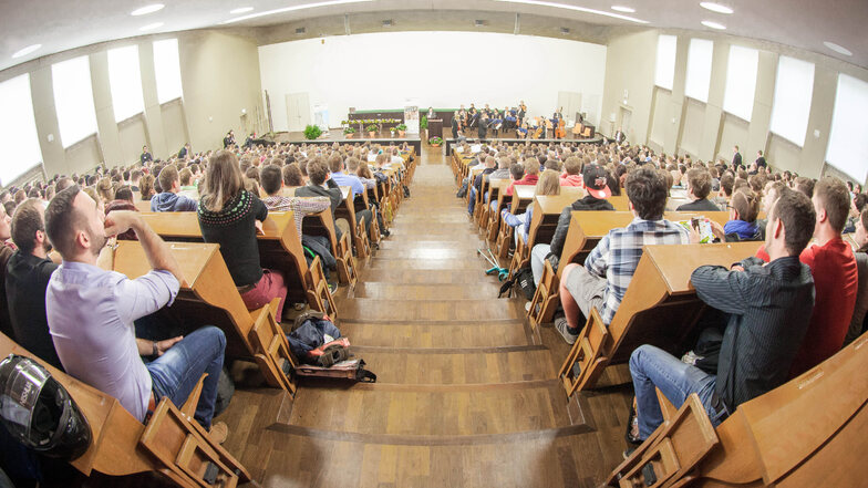 Hörsaal voller Studenten an der TU Dresden.