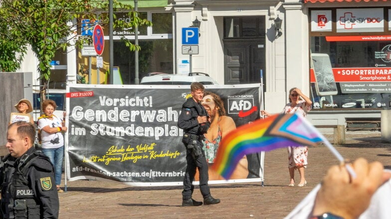 Drei Frauen haben sich auf dem Obermarkt dem Demonstrationszug entgegengestellt. Die Polizei war mit Dutzenden von Einsatzkräften vor Ort.