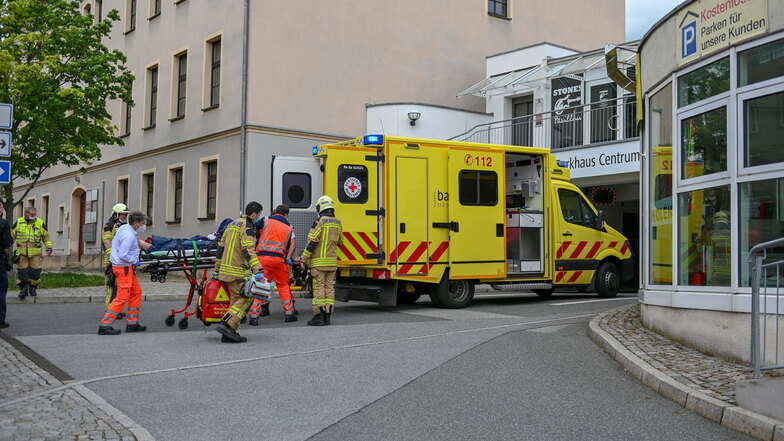 Am vergangenen Sonnabend war ein 14-Jähriger vom Parkhausdach auf der Äußeren Lauenstraße in Bautzen gestürzt und hatte sich dabei schwer verletzt.