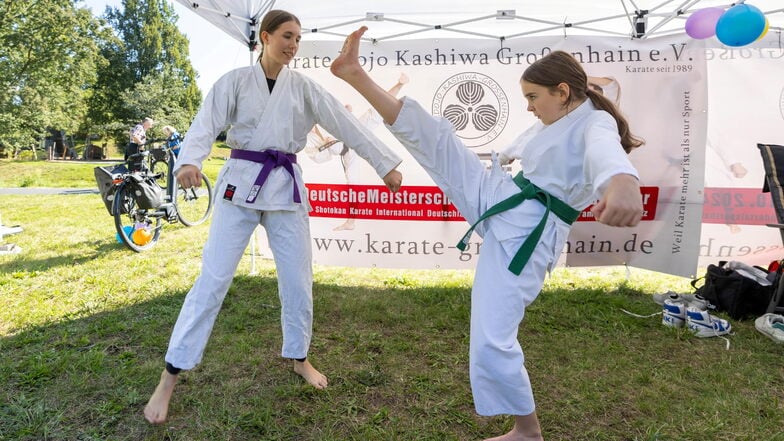 Die Karatekas Pia Rösler (links) und Paula Thielemann (rechts) gaben beim Großenhainer Vereinswettkampf ihr Können bei einem Showkampf preis. Das Dojo "Kashiwa" ist im Oktober Ausrichter der Deutschen Meisterschaft.