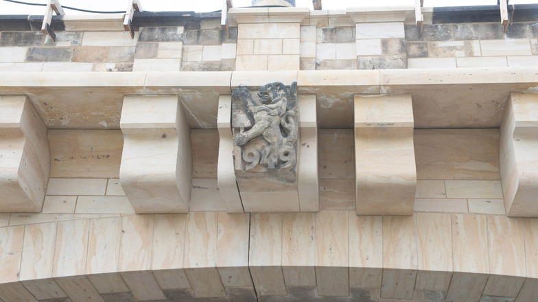 Dieser Löwe ziert den achten Bogen der Augustusbrücke. Weil die Oberfläche stark beaschädigt war, wurden neue Sandsteinplatten auf die Sichtflächen des Bogens und der benachbarten Pfeiler aufgebracht.