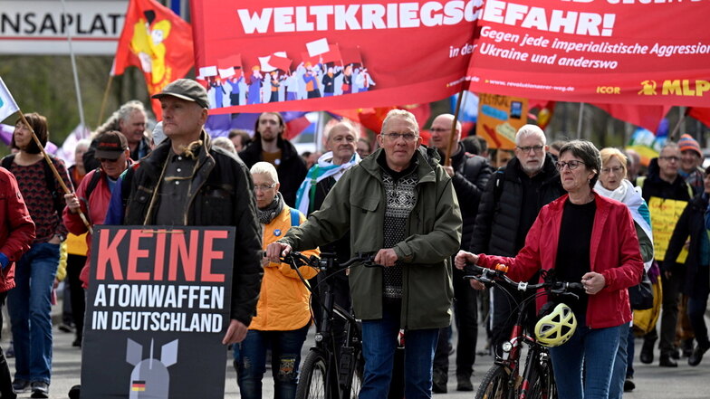 Der Protest gegen Atomwaffen spielte bei den Ostermärschen in Deutschland eine große Rolle. Bei einer Kundgebung in Kamenz übergab die Linke aus dem Anlass einen Antrag für den Stadtrat.