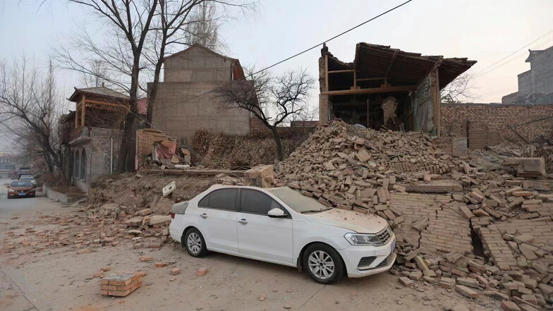Im Nordwesten Chinas kam es am späten Montagabend zu einem schweren Erdbeben der Stärke 6,2.