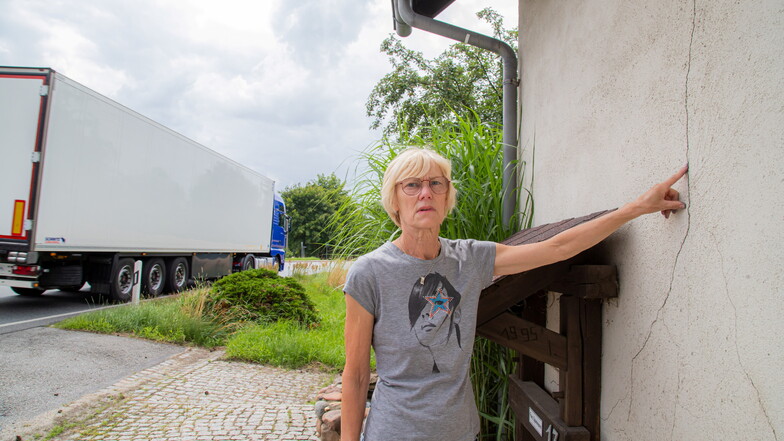 Veronika Spielmann hat den Umleitungsverkehr wegen des gesperrten A4-Tunnels vor ein paar Tagen erst wieder erlebt. Sie ist überzeugt, dass die Risse in ihrem Haus durch die jahrelangen Erschütterungen verursacht wurden.