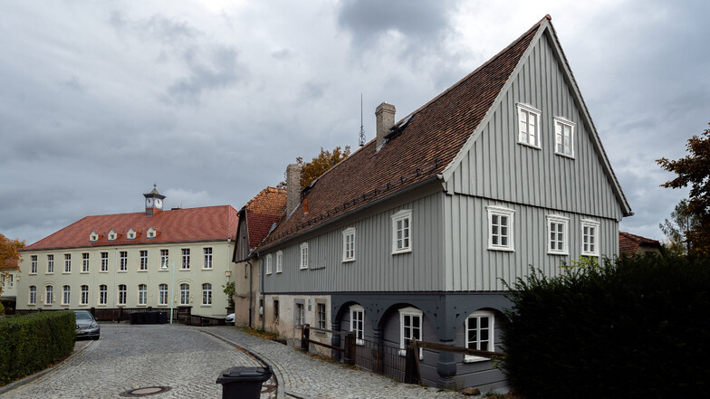 Die alte Schmiede (r.) nahe der Oberguriger Grundschule kann zum Tag der Architektur am Wochenende besichtigt werden.