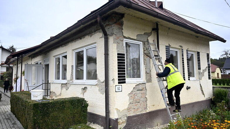 In Bakovce begutachtet ein Mann ein Haus, das nach einem Erdbeben beschädigt wurde.