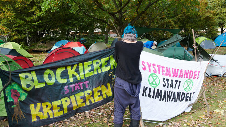 Teilnehmer der Klimaschutzbewegung Extinction Rebellion haben sich zu einem Protestcamp unweit des Kanzleramtes in Berlin zusammengefunden.