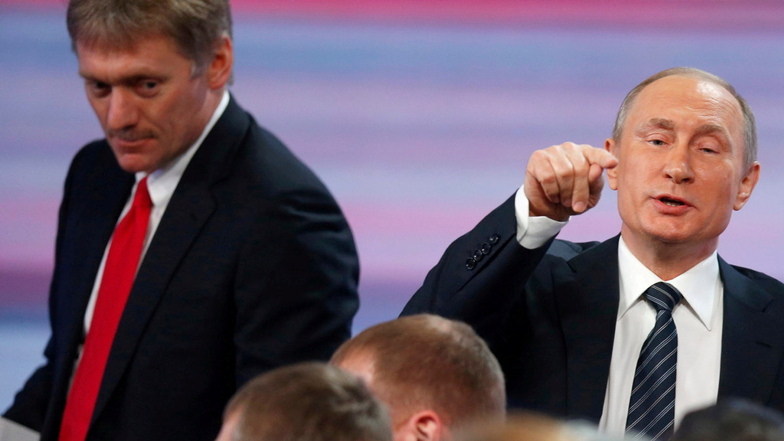 Putin (r) und sein Sprecher Dmitri Peskow