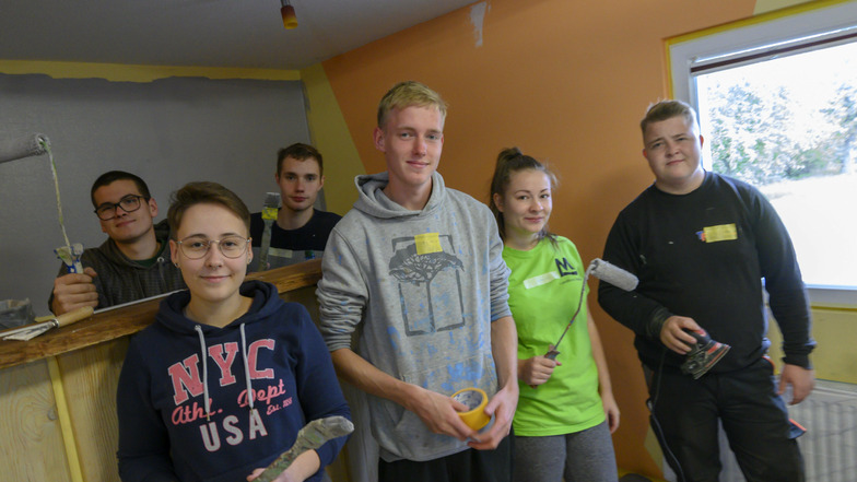 Jugendliche mit Malerwerkzeug
gestalten den Jugendclub Bauda neu.