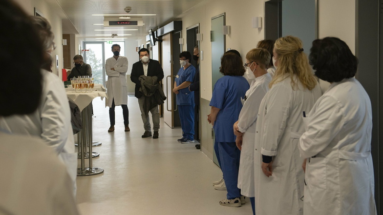 Freuen sich über eine neue Station im Riesaer Krankenhaus: Frank Ohi, Vorstandschef der Elblandkliniken (in schwarz) und Ärztlicher Direktor Dr. Wolfgang Schneiders (links daneben).