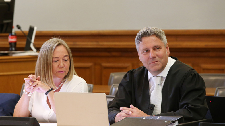 Elke Müssig sitzt auf der Anklagebank neben Curt-Matthias Engel, einem ihrer drei Anwälte.