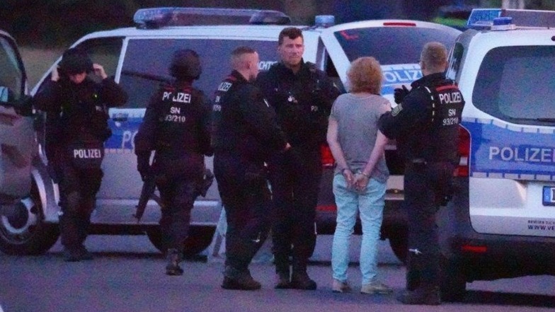 Donnerstagabend wurde in Obergurig eine 38-Jährige verhaftet. Weil sie geschossen hatte, rückte das SEK an.